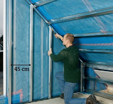 Käyttöullakko: Rimojen kiinnittäminen päätyseinään Käyttöullakko: Kiinnitä loput rimat päätyseinään